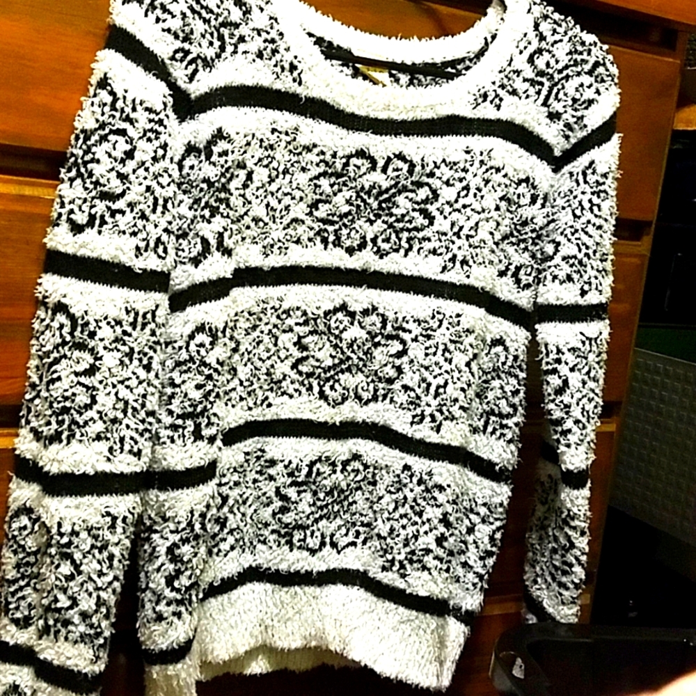 Cozy black and white L fuzzy sweater